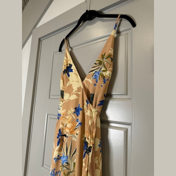 ASTR THE LABEL | Sleeveless floral midi wrap dress - Picture 3 of 10